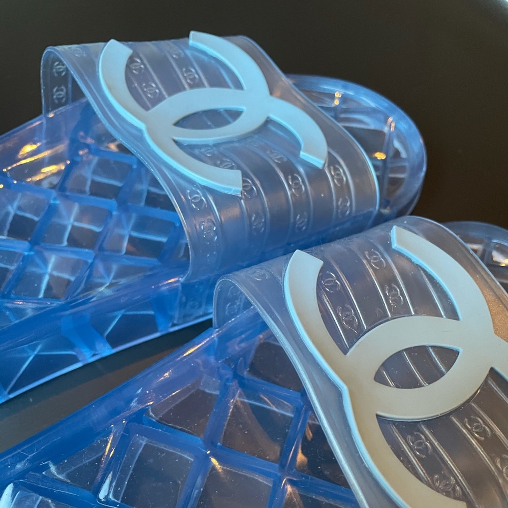 CHANEL Interlocking CC Logo Rubber Slides (39) - Picture 10 of 11